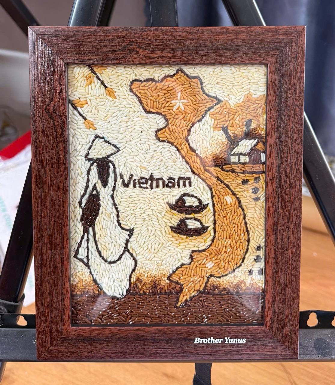 Khắc khung tr&ecirc;n tranh gạo c&ocirc; g&aacute;i