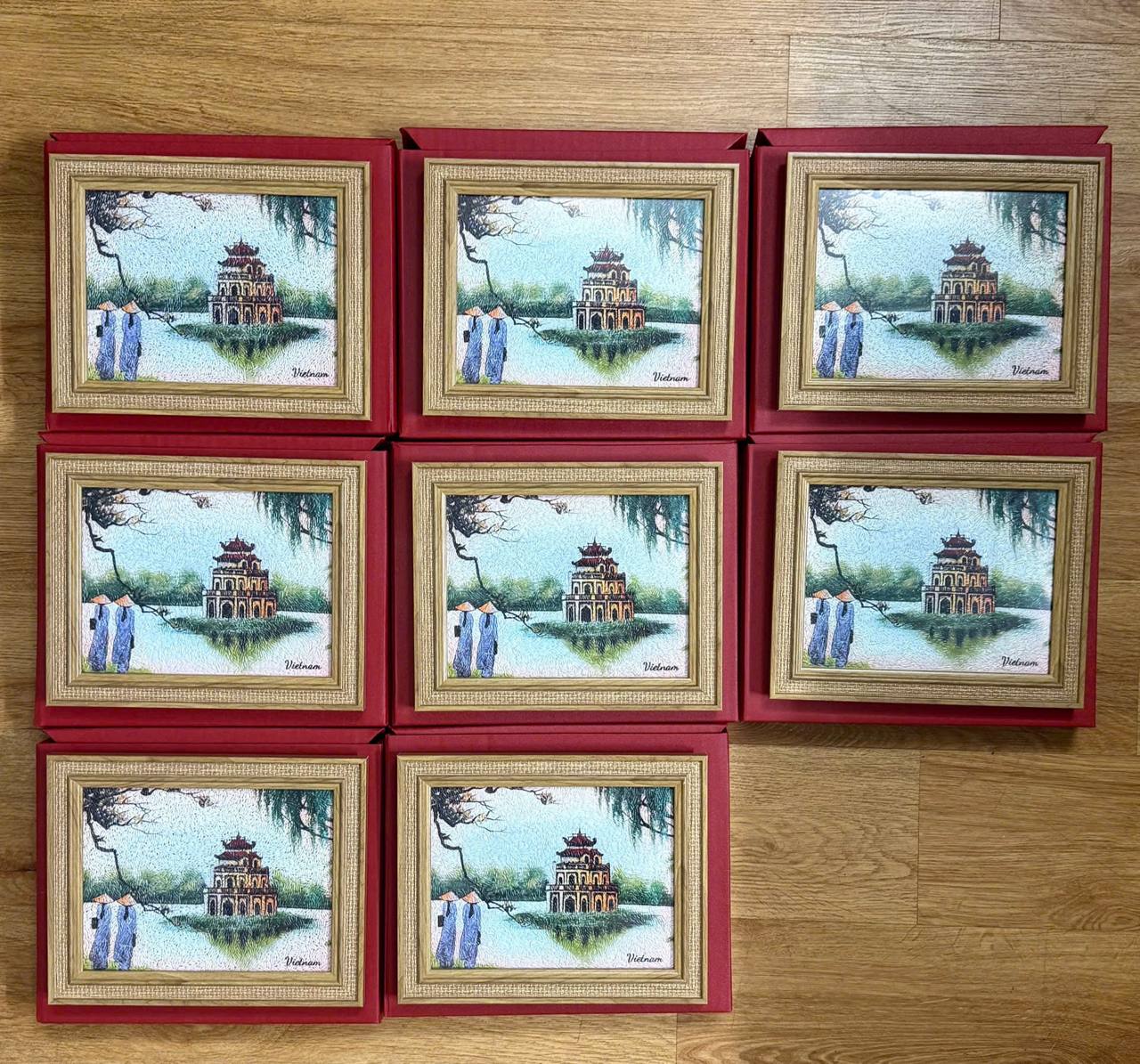 Tranh gạo m&agrave;u được đ&oacute;ng g&oacute;i cẩn thận