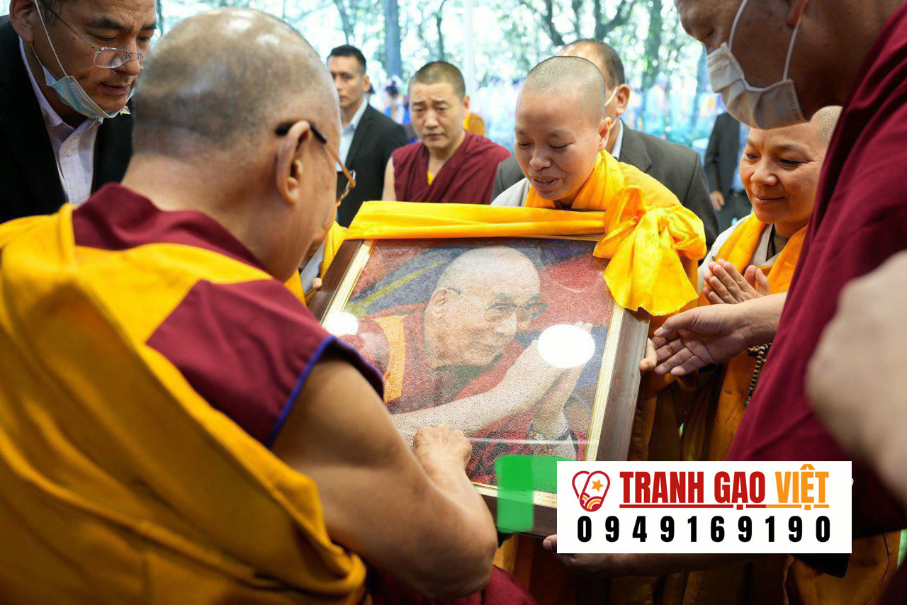 Tặng Tranh gạo làm quà Ngoại Giao