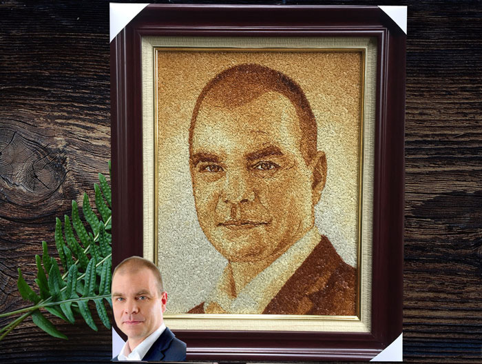 Tranh gạo chân dung món quà tặng sếp, quà tặng đối tác độc đáo và ý nghĩa. Tranh đặt của CTy TNHH Hà Nội IEC