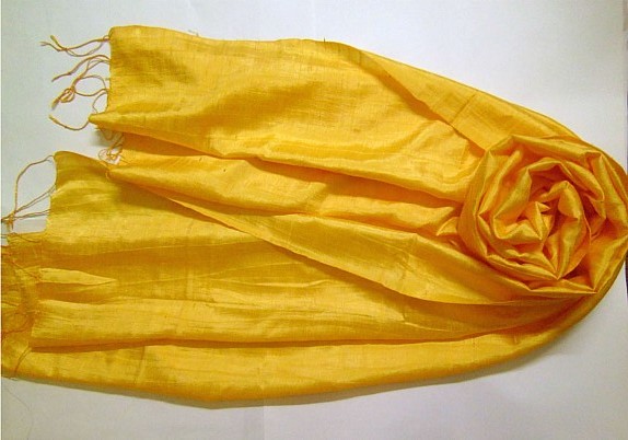 Khăn lụa tơ tằm làm quà lưu niệm