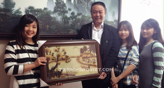 Tranh gao làm quà tặng