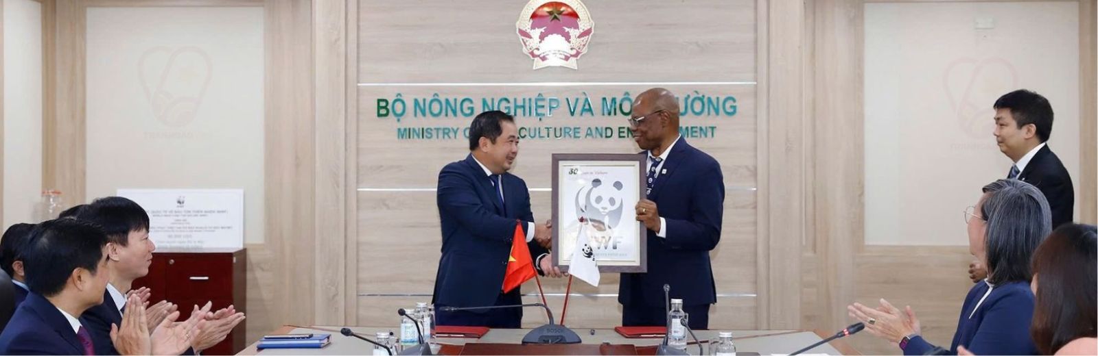 Tranh tặng người nước ngoài