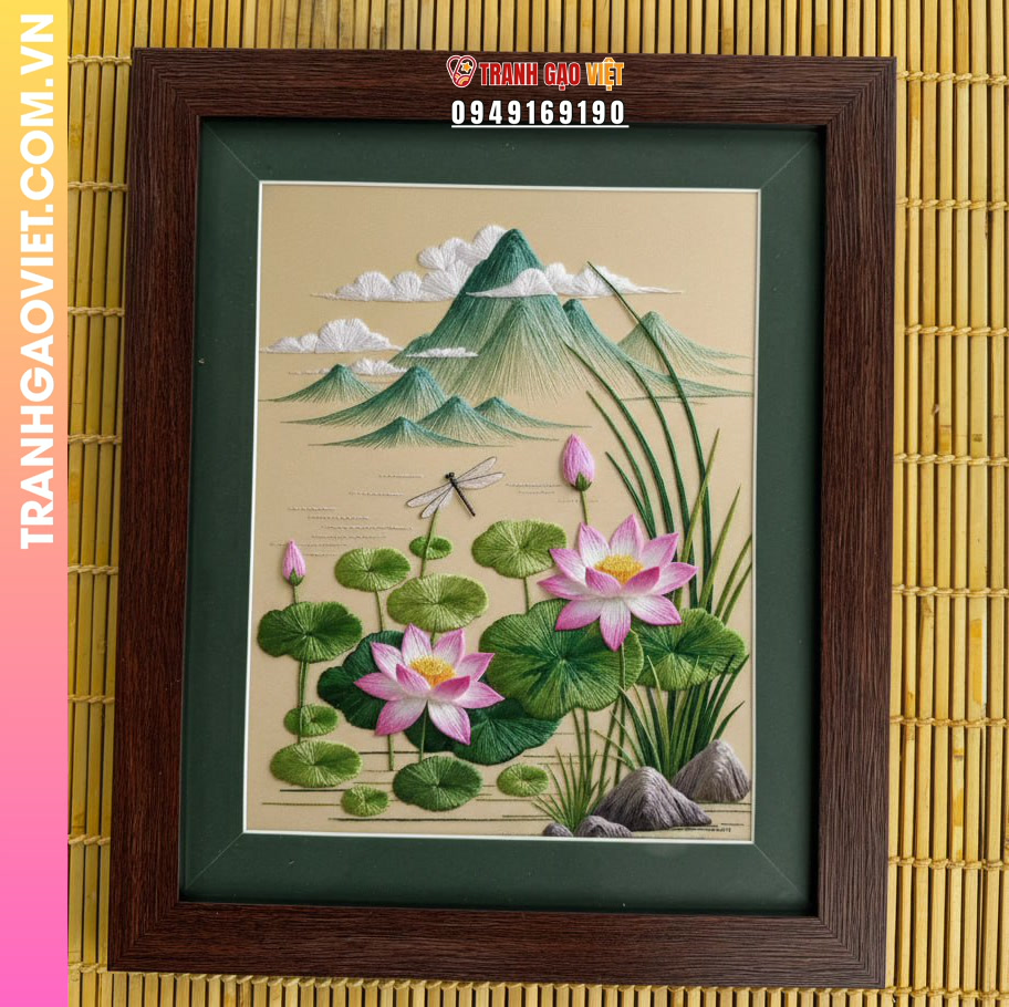 Tranh thêu vẻ đẹp thanh tịnh của hoa sen và núi non