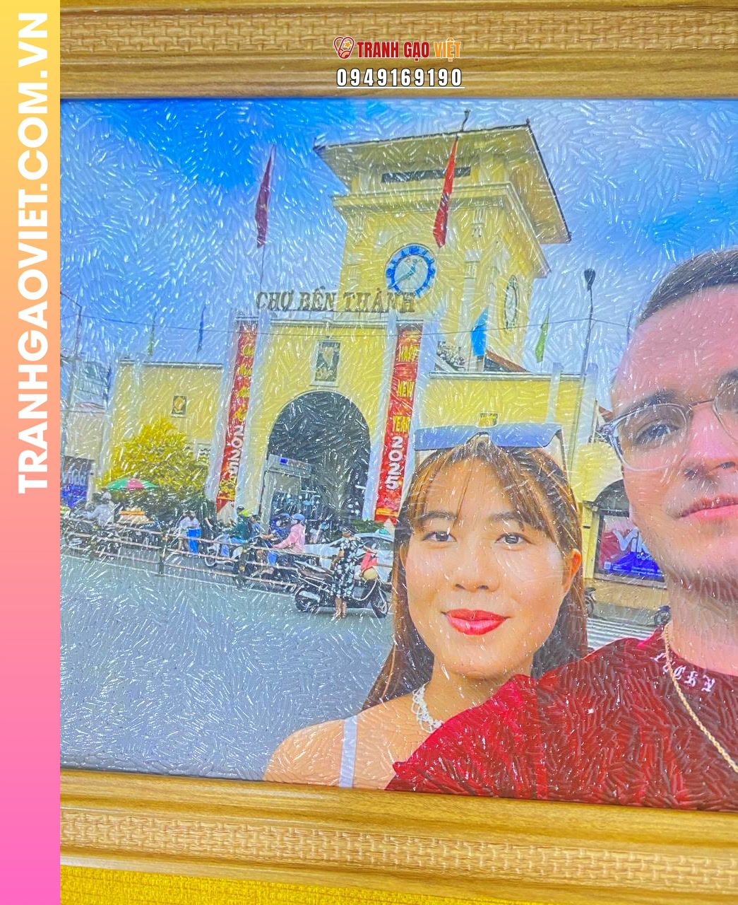 Tranh gạo màu chân dung cặp đôi đang chụp selfie trước cổng của chợ bến thành - Ảnh 2