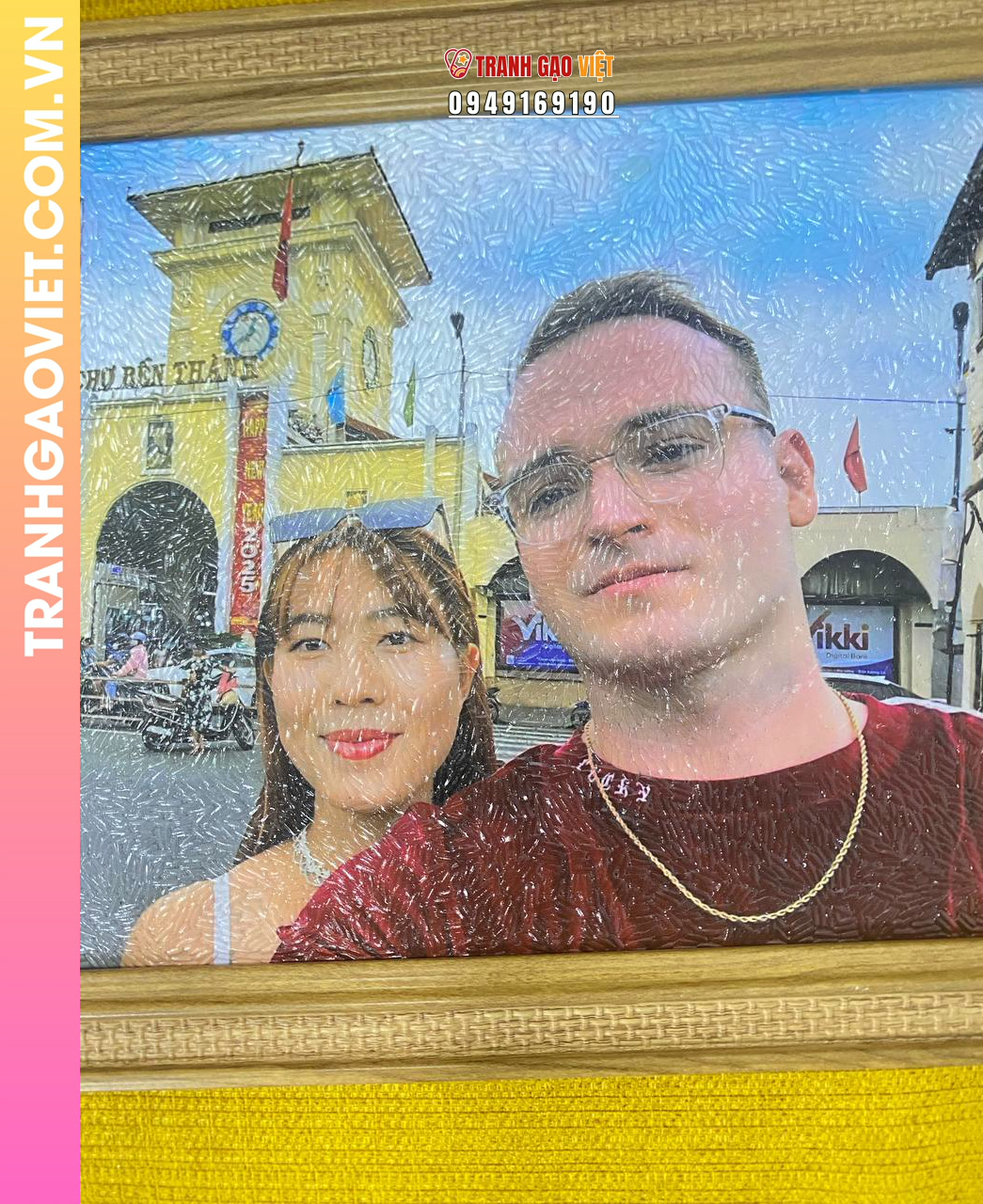 Tranh gạo màu chân dung cặp đôi đang chụp selfie trước cổng của chợ bến thành - Ảnh 3