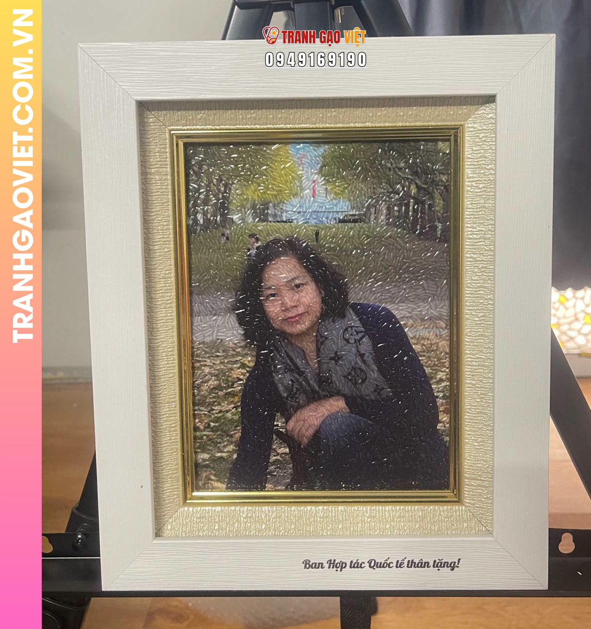 Tranh gạo chân dung cho đối tác quốc tế mẫu để bàn khung trắng