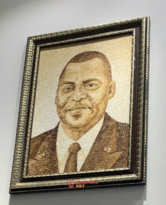 Tranh Gạo Chân Dung Quà Biếu Cao Cấp Hình ảnh Tranh Gạo Chân Dung Quà Biếu Cao Cấp - Ảnh thực tế sản phẩm Tranh Gạo
