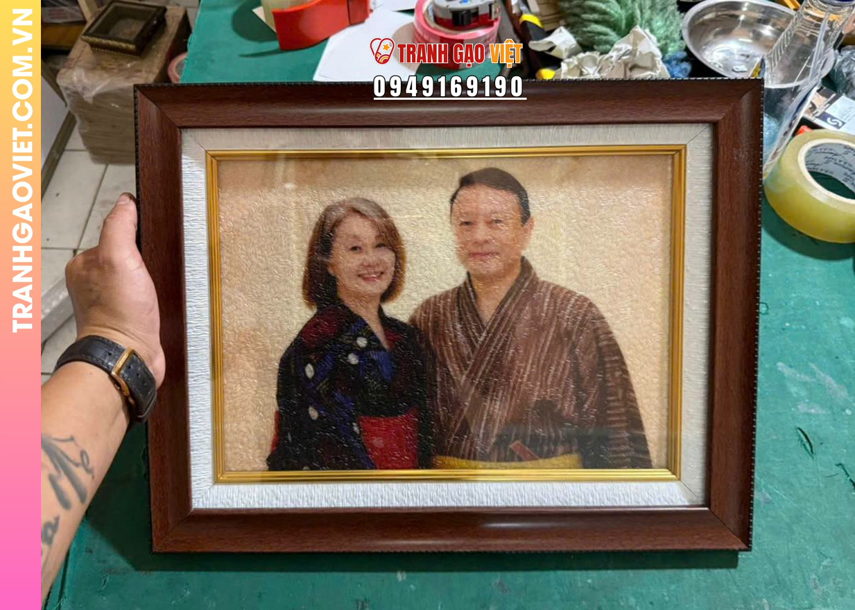 Tranh gạo màu tặng Vợ chồng người Nhật