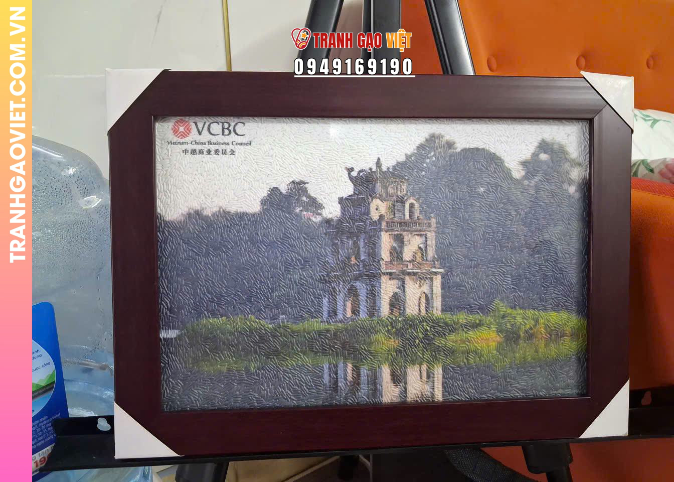 Tranh gạo góc tháp rùa Hà Nội của công ty VCBC kính tặng