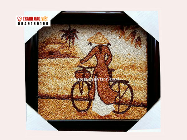 Thiếu nữ dắt xe đạp Hình ảnh Thiếu nữ dắt xe đạp - Ảnh thực tế sản phẩm Tranh Gạo