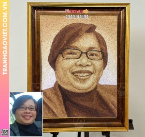 Tranh gạo Chị khách vui vẻ