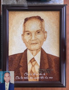 Tranh gạo chân dung khách đặt tặng cha