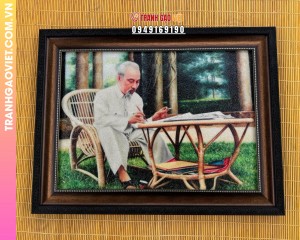 Tranh gạo Bác Hồ ngồi làm việc