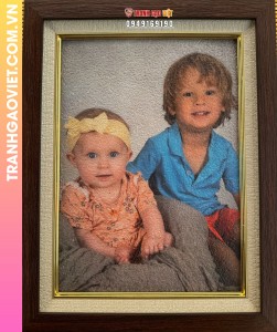 Tranh gạo cặp đôi em bé người Mỹ