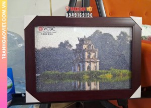 Tranh gạo góc tháp rùa Hà Nội của công ty VCBC kính tặng