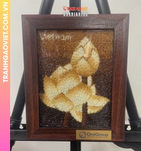 Tranh gạo Hoa Sen hàng đặt tặng của Tập đoàn OmiGroup