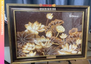 Tranh gạo Hoa Sen trong Đầm khung nâu viền vàng bản 50x70 cm