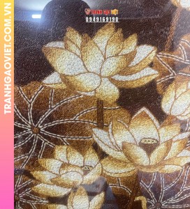 Tranh gạo Hoa Sen trong Đầm khung nâu viền vàng bản 50x70 cm