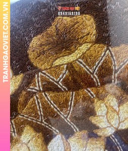 Tranh gạo Hoa Sen trong Đầm khung nâu viền vàng bản 50x70 cm