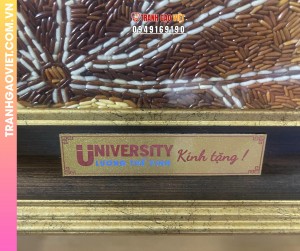 Tranh gạo Hoa Sen trong Đầm khung nâu viền vàng bản 50x70 cm