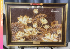 Tranh gạo Hoa Sen trong Đầm khung nâu viền vàng bản 50x70 cm