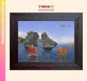 Tranh gạo Hòn Trống Mái bên Vịnh Hạ Long