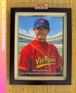 Tranh gạo màu chân dung huấn luyện viên bóng chày Việt Nam