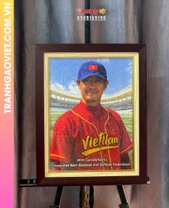 Tranh gạo màu chân dung huấn luyện viên bóng chày Việt Nam