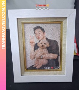 Tranh gạo màu chủ nhân chụp cùng cún yêu