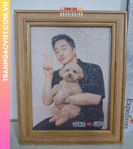 Tranh gạo màu chủ nhân chụp cùng cún yêu