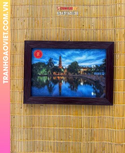 Tranh gạo màu Chùa Trấn Quốc về đêm (size 20x30), khung nâu sần - Tranh độc quyền của Steve Bui