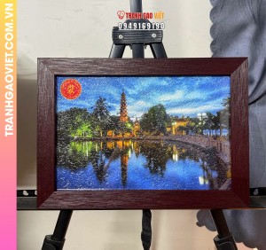 Tranh gạo màu Chùa Trấn Quốc về đêm (size 20x30), khung nâu sần - Tranh độc quyền của Steve Bui