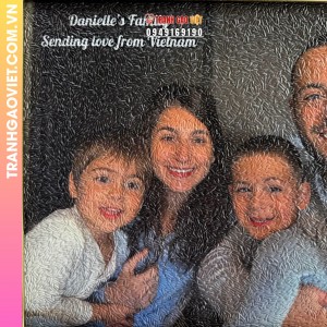 Tranh gạo màu Gia đình người ngoại quốc