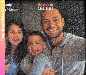 Tranh gạo màu Gia đình người ngoại quốc