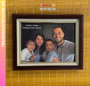 Tranh gạo màu Gia đình người ngoại quốc