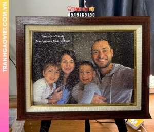 Tranh gạo màu Gia đình người ngoại quốc