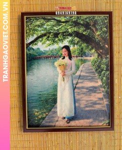 Tranh gạo màu Người phụ nữ bên bờ hồ