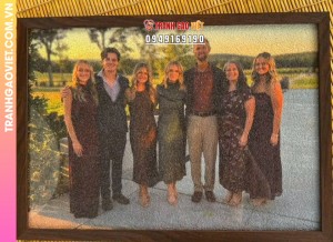 Tranh gạo màu Nhóm Bạn Người Châu Âu