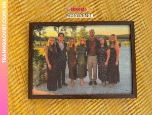 Tranh gạo màu Nhóm Bạn Người Châu Âu