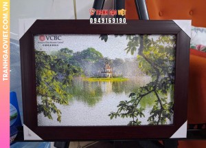 Tranh gạo Tháp Rùa ban mai của công ty VCBC kính tặng