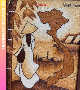 Tranh gạo Thiếu Nữ Việt và Bản Đồ Việt Nam bản dọc kích thước 40x50 cm