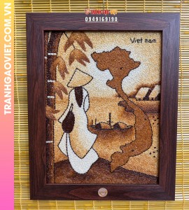 Tranh gạo Thiếu Nữ Việt và Bản Đồ Việt Nam bản dọc kích thước 40x50 cm