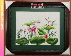 Tranh Thêu Hoa Sen Hồng Và Chuồn Chuồn Kim Cách Điệu