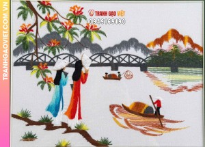 Tranh thêu tay cầu Tràng Tiền và thiếu nữ áo dài bên dòng Hương Giang