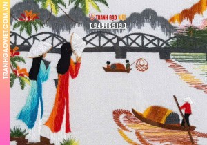 Tranh thêu tay cầu Tràng Tiền và thiếu nữ áo dài bên dòng Hương Giang