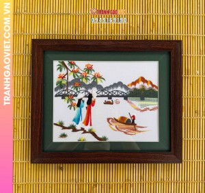 Tranh thêu tay cầu Tràng Tiền và thiếu nữ áo dài bên dòng Hương Giang