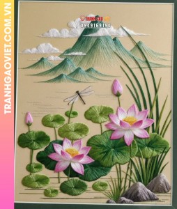 Tranh thêu vẻ đẹp thanh tịnh của hoa sen và núi non