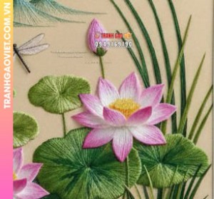 Tranh thêu vẻ đẹp thanh tịnh của hoa sen và núi non