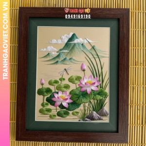 Tranh thêu vẻ đẹp thanh tịnh của hoa sen và núi non